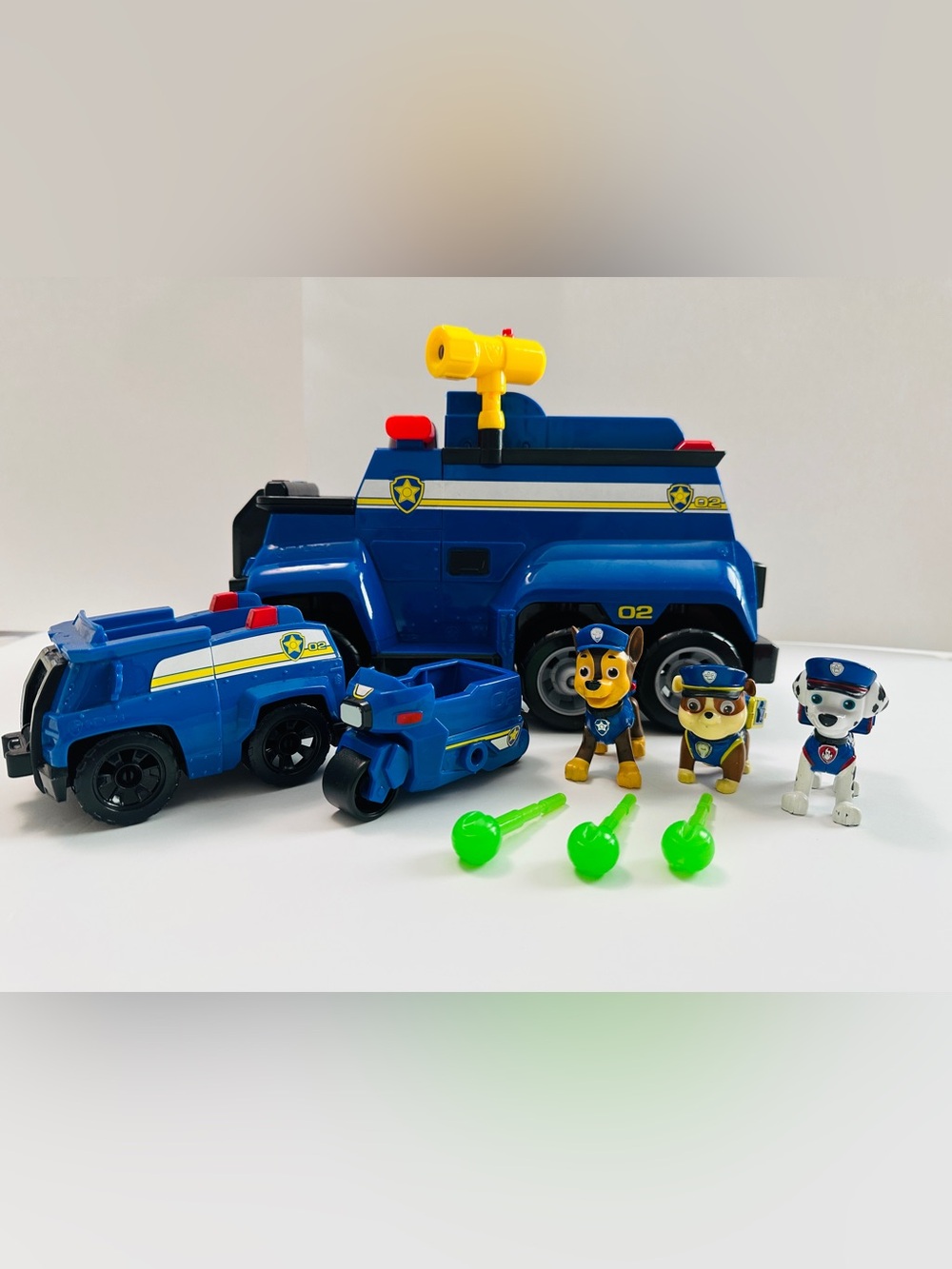 PAW Patrol toy bundle. Chase Ultimate Cruiser and extra accessories.